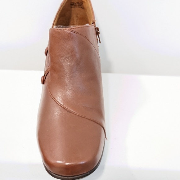 NWOT leather shoes by Clarks - Picture 9 of 16
